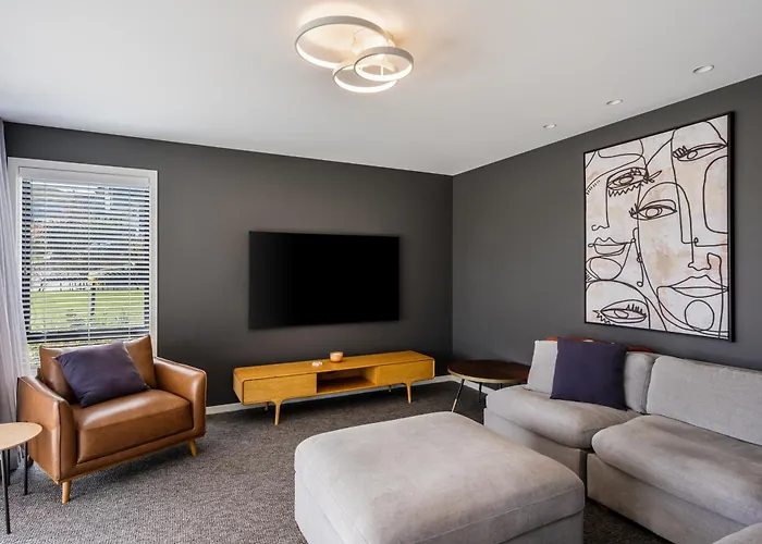 Modern With Mountain Views And Outlook *