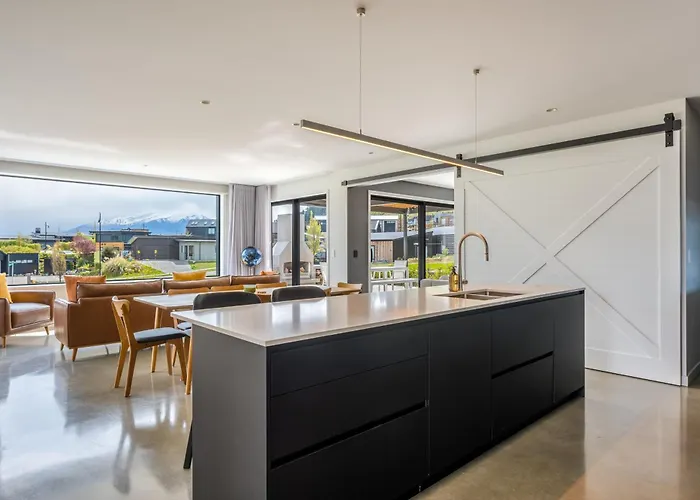 Modern With Mountain Views And Outlook